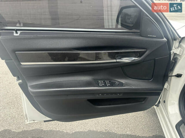 Белый БМВ 7 Серия, объемом двигателя 3 л и пробегом 291 тыс. км за 17500 $, фото 11 на Automoto.ua