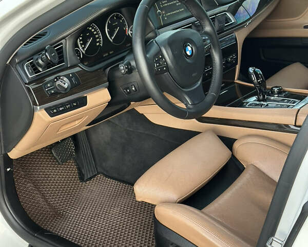 Белый БМВ 7 Серия, объемом двигателя 3 л и пробегом 247 тыс. км за 18000 $, фото 11 на Automoto.ua