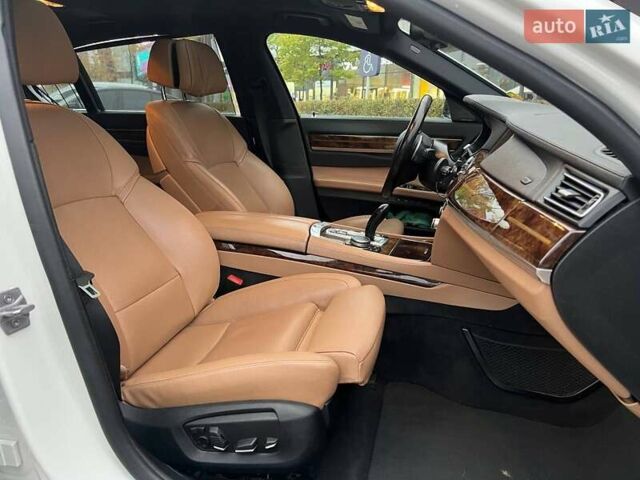 БМВ 7 Серия 2014 в Киеве на Automoto.ua Белый БМВ 7 Серия, объемом двигателя 2.98 л и пробегом 193 тыс. км за 22990 $, фото 15 на Automoto.ua