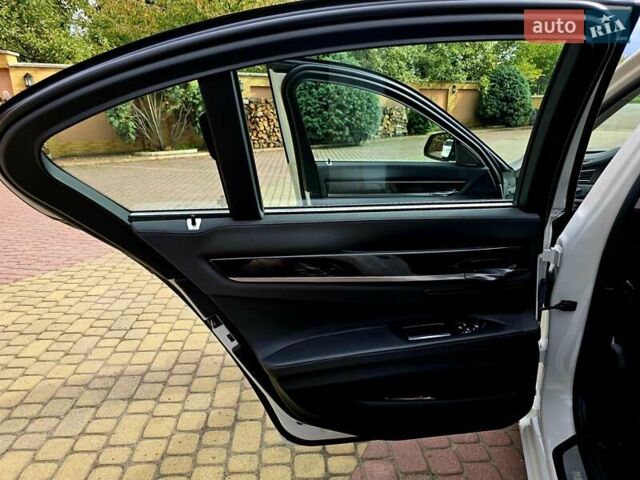 Белый БМВ 7 Серия, объемом двигателя 3 л и пробегом 240 тыс. км за 26555 $, фото 58 на Automoto.ua