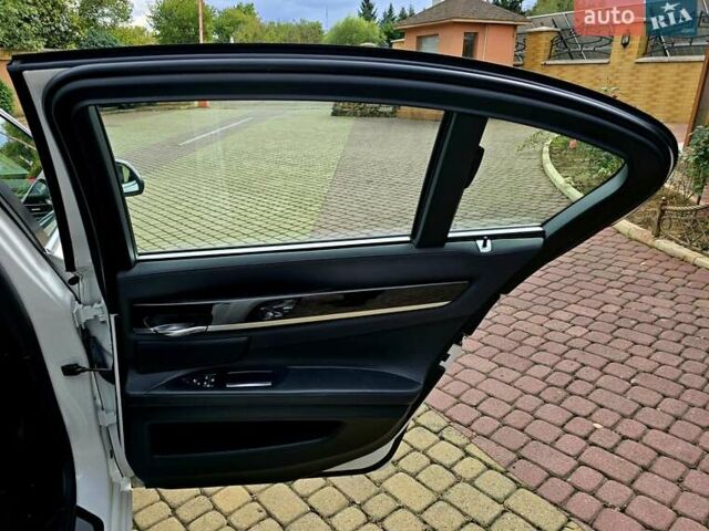 Белый БМВ 7 Серия, объемом двигателя 3 л и пробегом 240 тыс. км за 26555 $, фото 78 на Automoto.ua