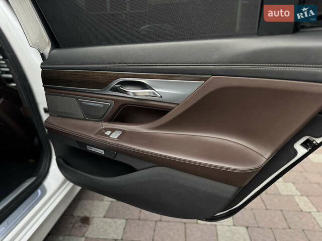 Белый БМВ 7 Серия, объемом двигателя 2.99 л и пробегом 124 тыс. км за 45000 $, фото 26 на Automoto.ua