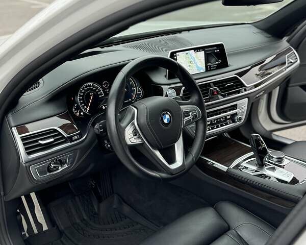 Белый БМВ 7 Серия, объемом двигателя 3 л и пробегом 78 тыс. км за 29700 $, фото 38 на Automoto.ua