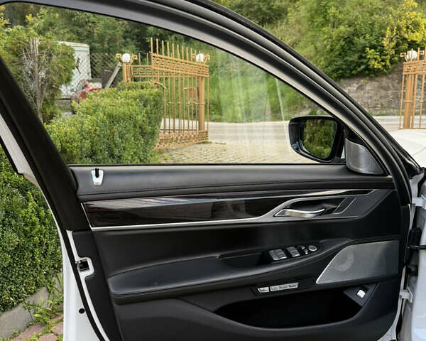 Белый БМВ 7 Серия, объемом двигателя 2.99 л и пробегом 200 тыс. км за 37000 $, фото 35 на Automoto.ua