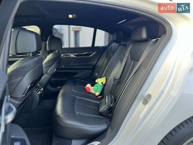 Белый БМВ 7 Серия, объемом двигателя 2.99 л и пробегом 200 тыс. км за 35000 $, фото 71 на Automoto.ua