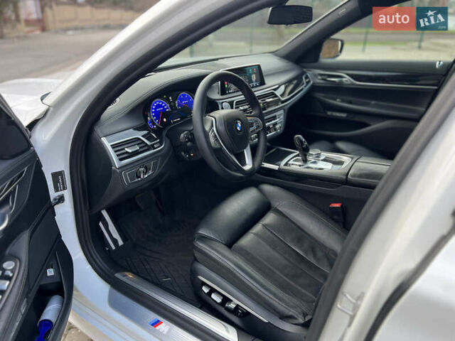 Белый БМВ 7 Серия, объемом двигателя 2.99 л и пробегом 200 тыс. км за 35000 $, фото 33 на Automoto.ua