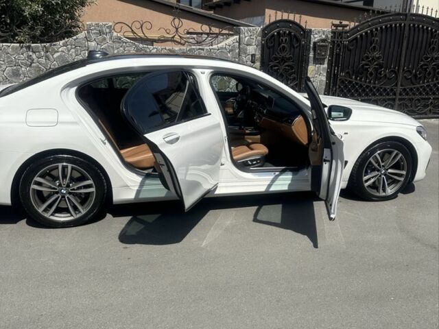 Белый БМВ 7 Серия, объемом двигателя 3 л и пробегом 122 тыс. км за 29500 $, фото 3 на Automoto.ua