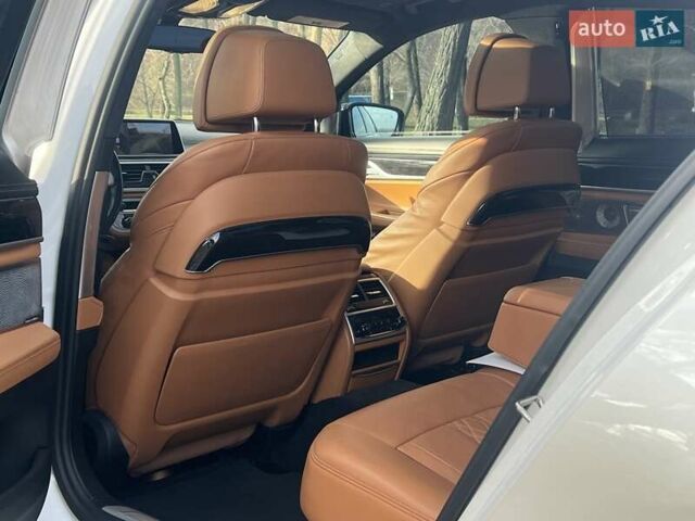 Белый БМВ 7 Серия, объемом двигателя 4.39 л и пробегом 134 тыс. км за 34844 $, фото 13 на Automoto.ua