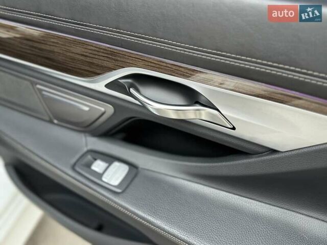 Белый БМВ 7 Серия, объемом двигателя 3 л и пробегом 78 тыс. км за 29700 $, фото 63 на Automoto.ua