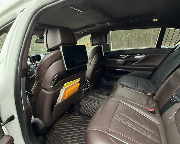 Белый БМВ 7 Серия, объемом двигателя 2.99 л и пробегом 176 тыс. км за 40000 $, фото 7 на Automoto.ua