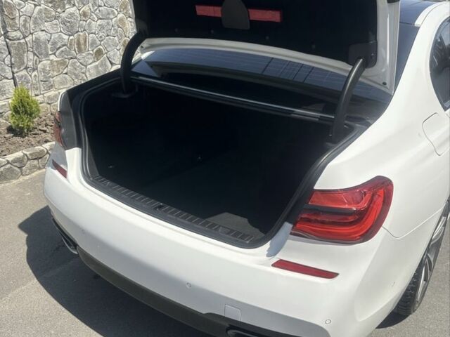 Белый БМВ 7 Серия, объемом двигателя 3 л и пробегом 122 тыс. км за 29500 $, фото 9 на Automoto.ua