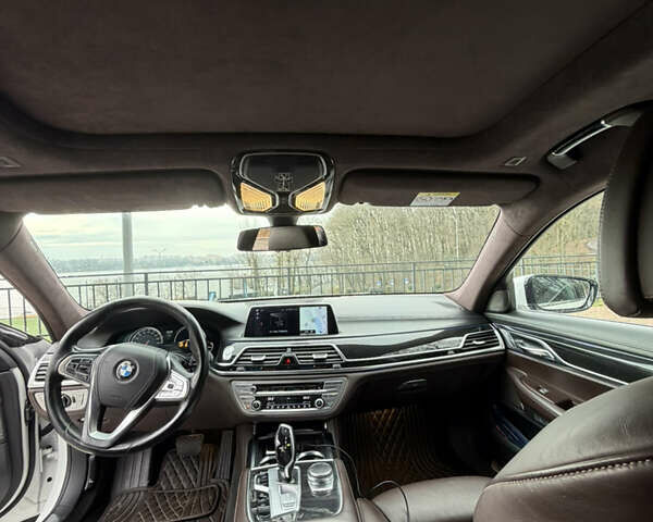 Белый БМВ 7 Серия, объемом двигателя 2.99 л и пробегом 176 тыс. км за 40000 $, фото 8 на Automoto.ua