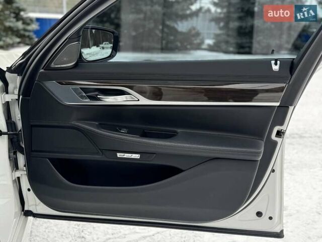 Белый БМВ 7 Серия, объемом двигателя 3 л и пробегом 78 тыс. км за 28700 $, фото 69 на Automoto.ua