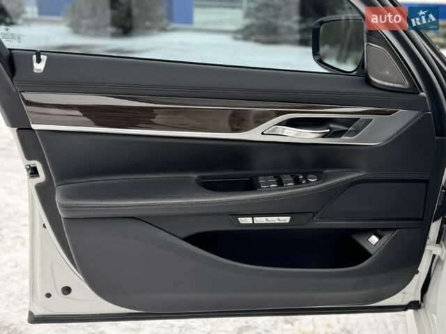 Белый БМВ 7 Серия, объемом двигателя 3 л и пробегом 78 тыс. км за 28700 $, фото 32 на Automoto.ua