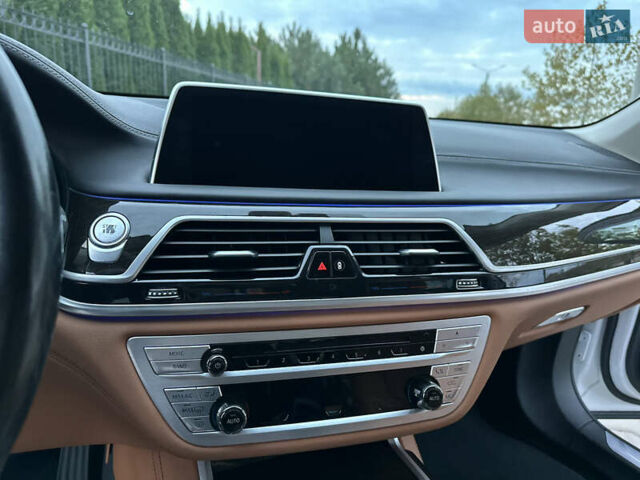 Белый БМВ 7 Серия, объемом двигателя 2 л и пробегом 70 тыс. км за 35500 $, фото 67 на Automoto.ua