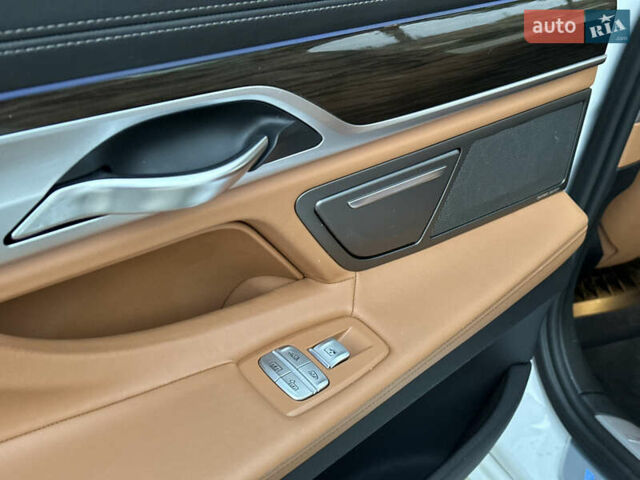 Белый БМВ 7 Серия, объемом двигателя 2 л и пробегом 70 тыс. км за 35500 $, фото 43 на Automoto.ua