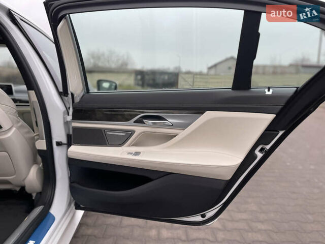 Белый БМВ 7 Серия, объемом двигателя 3 л и пробегом 167 тыс. км за 28000 $, фото 22 на Automoto.ua