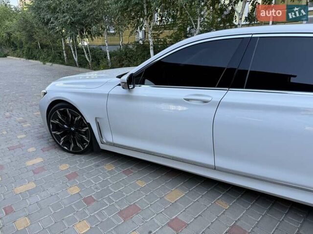 Белый БМВ 7 Серия, объемом двигателя 3 л и пробегом 107 тыс. км за 52000 $, фото 17 на Automoto.ua