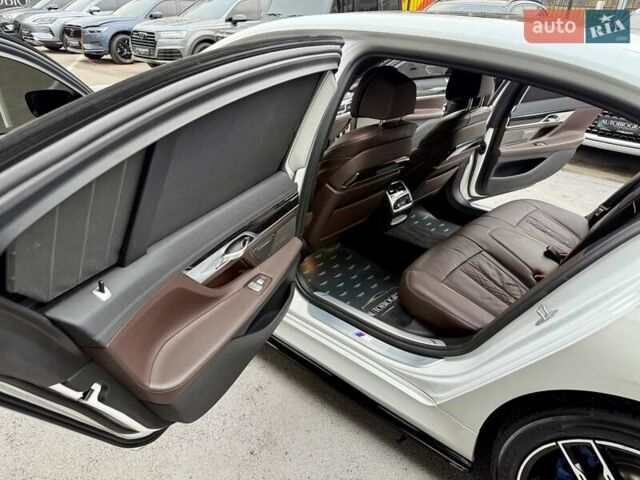 Белый БМВ 7 Серия, объемом двигателя 3 л и пробегом 130 тыс. км за 49900 $, фото 43 на Automoto.ua