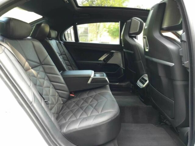 Білий БМВ 7 Серія, об'ємом двигуна 3 л та пробігом 23 тис. км за 36700 $, фото 22 на Automoto.ua