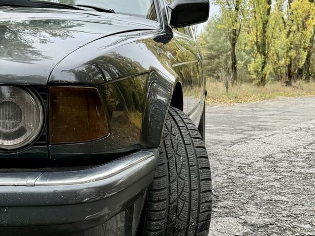 Чорний БМВ 7 Серія, об'ємом двигуна 3.5 л та пробігом 500 тис. км за 2200 $, фото 3 на Automoto.ua