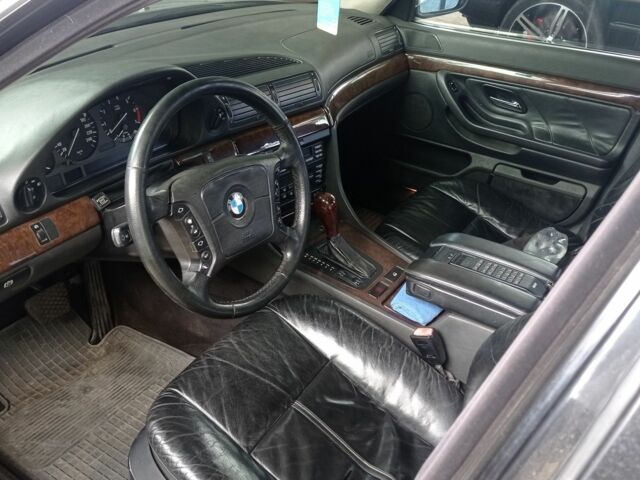 Черный БМВ 7 Серия, объемом двигателя 4 л и пробегом 510 тыс. км за 3450 $, фото 4 на Automoto.ua