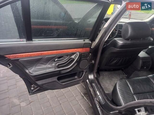 Черный БМВ 7 Серия, объемом двигателя 2.8 л и пробегом 300 тыс. км за 7500 $, фото 1 на Automoto.ua