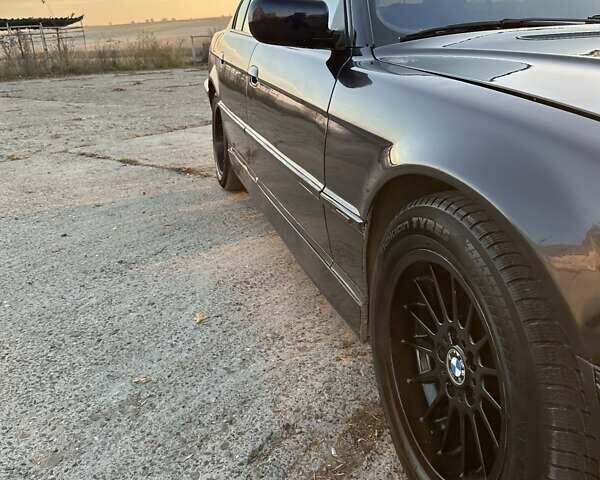 Черный БМВ 7 Серия, объемом двигателя 3 л и пробегом 310 тыс. км за 5000 $, фото 5 на Automoto.ua