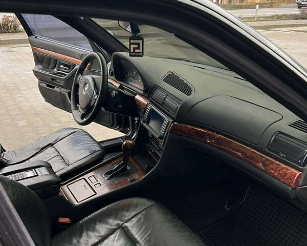 Черный БМВ 7 Серия, объемом двигателя 4.4 л и пробегом 400 тыс. км за 5499 $, фото 18 на Automoto.ua