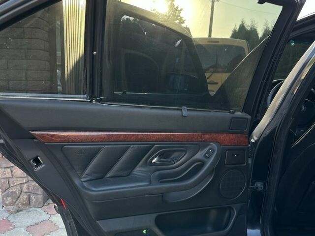 Черный БМВ 7 Серия, объемом двигателя 4.4 л и пробегом 300 тыс. км за 4950 $, фото 5 на Automoto.ua