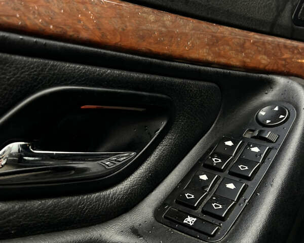 Черный БМВ 7 Серия, объемом двигателя 4.4 л и пробегом 400 тыс. км за 5499 $, фото 11 на Automoto.ua