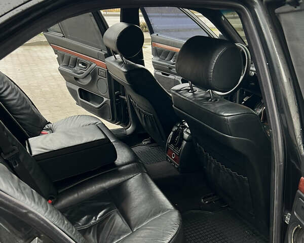 Черный БМВ 7 Серия, объемом двигателя 4.4 л и пробегом 400 тыс. км за 5499 $, фото 16 на Automoto.ua