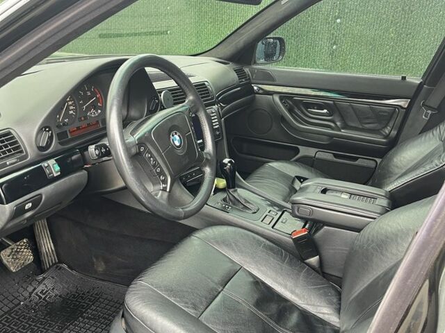 Черный БМВ 7 Серия, объемом двигателя 3.9 л и пробегом 298 тыс. км за 6200 $, фото 6 на Automoto.ua