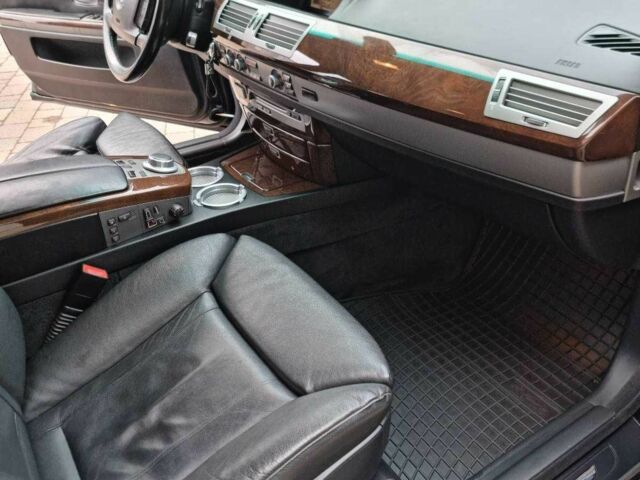 Чорний БМВ 7 Серія, об'ємом двигуна 3 л та пробігом 260 тис. км за 10900 $, фото 13 на Automoto.ua