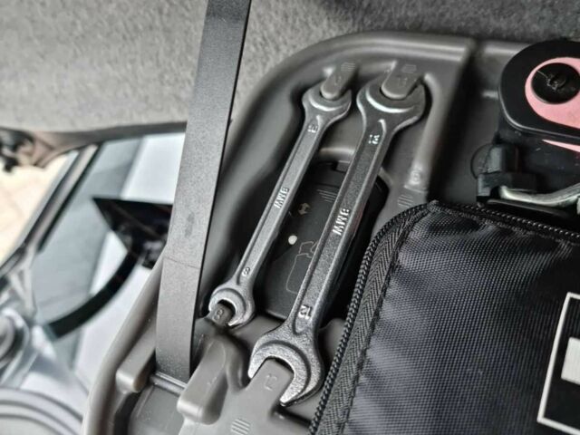 Чорний БМВ 7 Серія, об'ємом двигуна 3 л та пробігом 260 тис. км за 10900 $, фото 21 на Automoto.ua