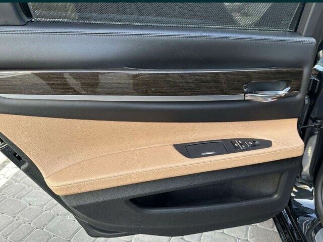 Черный БМВ 7 Серия, объемом двигателя 0 л и пробегом 180 тыс. км за 15500 $, фото 5 на Automoto.ua