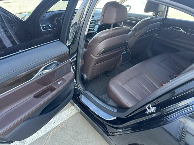 Чорний БМВ 7 Серія, об'ємом двигуна 3 л та пробігом 165 тис. км за 33700 $, фото 16 на Automoto.ua