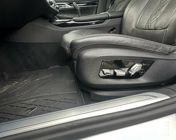 Чорний БМВ 7 Серія, об'ємом двигуна 3 л та пробігом 181 тис. км за 40999 $, фото 22 на Automoto.ua