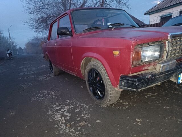 Красный БМВ 7 Серия, объемом двигателя 1.5 л и пробегом 270 тыс. км за 572 $, фото 1 на Automoto.ua