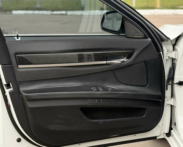 БМВ 7 Серия, объемом двигателя 2.98 л и пробегом 230 тыс. км за 15500 $, фото 9 на Automoto.ua