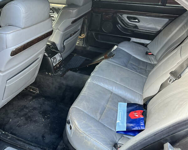 Серый БМВ 7 Серия, объемом двигателя 5.38 л и пробегом 300 тыс. км за 3500 $, фото 5 на Automoto.ua