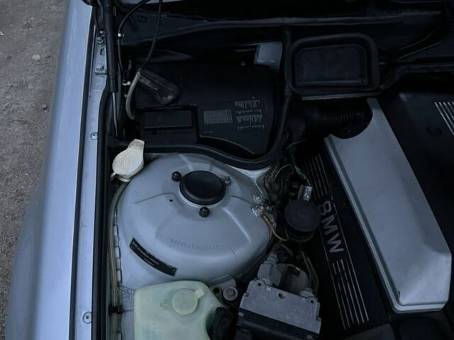 Серый БМВ 7 Серия, объемом двигателя 3.5 л и пробегом 398 тыс. км за 5500 $, фото 15 на Automoto.ua