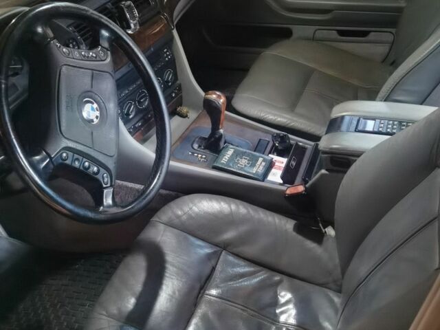 Серый БМВ 7 Серия, объемом двигателя 4 л и пробегом 360 тыс. км за 2299 $, фото 1 на Automoto.ua