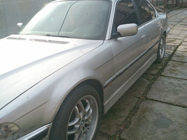 Серый БМВ 7 Серия, объемом двигателя 3.5 л и пробегом 300 тыс. км за 3500 $, фото 1 на Automoto.ua