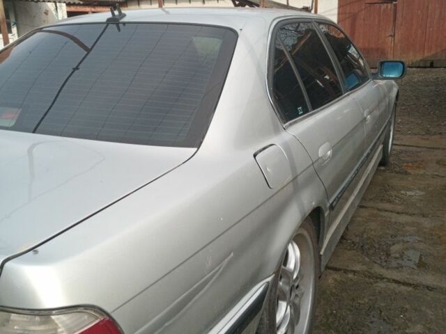 Серый БМВ 7 Серия, объемом двигателя 3.5 л и пробегом 300 тыс. км за 3500 $, фото 4 на Automoto.ua