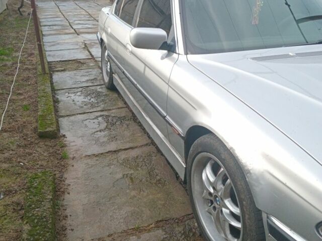 Серый БМВ 7 Серия, объемом двигателя 3.5 л и пробегом 300 тыс. км за 3500 $, фото 2 на Automoto.ua