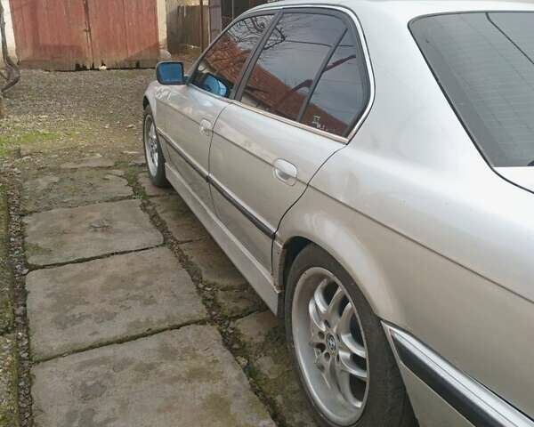 Серый БМВ 7 Серия, объемом двигателя 3.5 л и пробегом 300 тыс. км за 3500 $, фото 2 на Automoto.ua