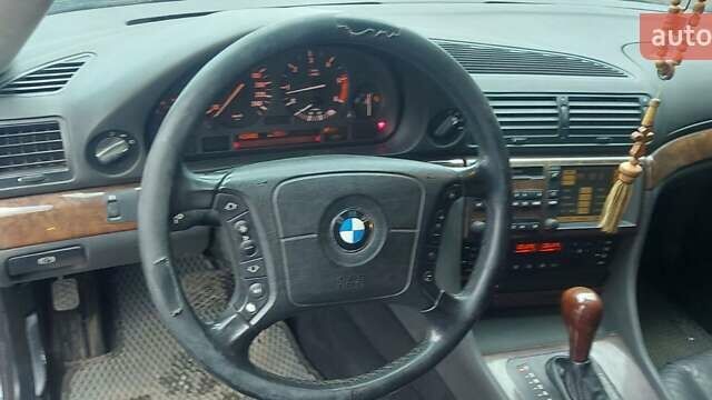 Серый БМВ 7 Серия, объемом двигателя 2.5 л и пробегом 426 тыс. км за 4800 $, фото 14 на Automoto.ua