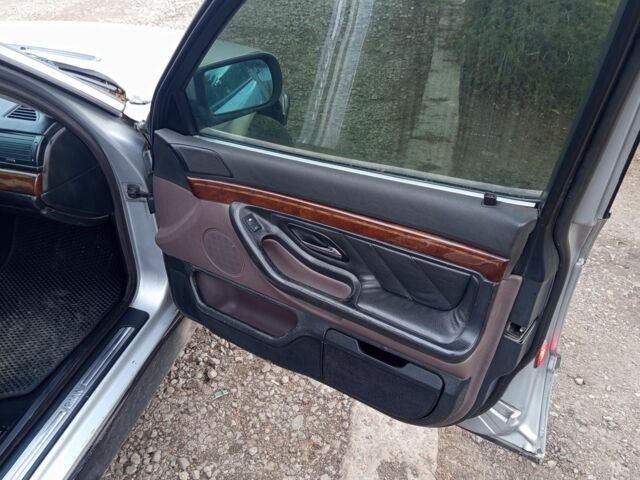 Серый БМВ 7 Серия, объемом двигателя 5.4 л и пробегом 306 тыс. км за 3500 $, фото 6 на Automoto.ua