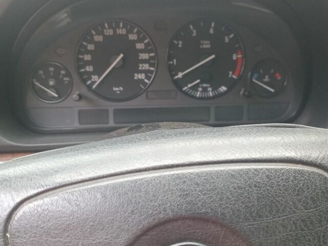 Серый БМВ 7 Серия, объемом двигателя 3.5 л и пробегом 300 тыс. км за 3500 $, фото 6 на Automoto.ua